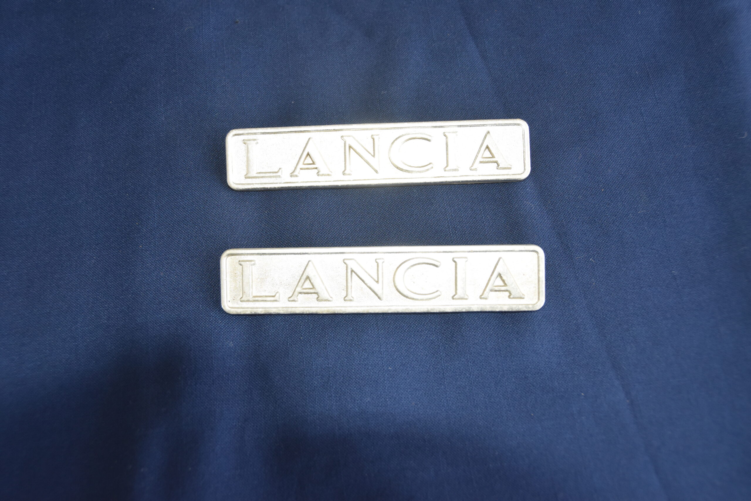 Badge - '2000' S/H Lancia 2000 sedan.